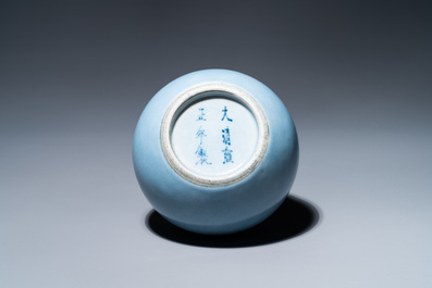 Un lave-pinceaux en porcelaine de Chine bleu de lavande monochrome, marque de Yongzheng, 19&egrave;me