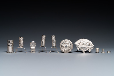 Een collectie Chinese zilveren miniaturen, een poederdoos en een tafelornament, 19/20e eeuw