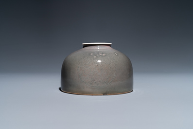 Un pot &agrave; eau en porcelaine de Chine &agrave; &eacute;mail 'fleur de p&ecirc;cher', marque de Kangxi, 19/20&egrave;me