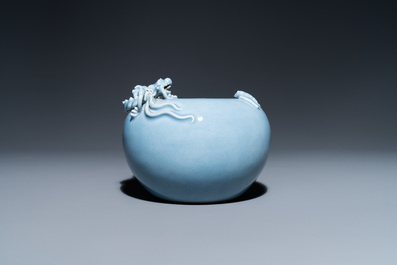 Un lave-pinceaux en porcelaine de Chine bleu de lavande monochrome, marque de Yongzheng, 19&egrave;me