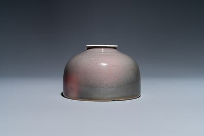 Een Chinese waterpot met perzikbloesemglazuur, Kangxi merk, 19/20e eeuw