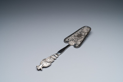 A Chinese reticulated silver cake-server, 19/20th C.