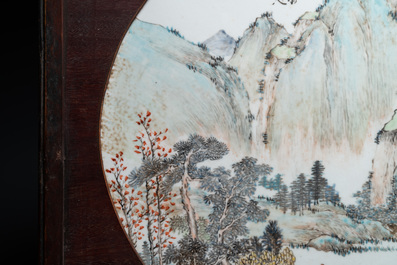 Een ronde Chinese qianjiang cai plaquette met een landschap, gesign. Wang Shao Wei, 19e eeuw