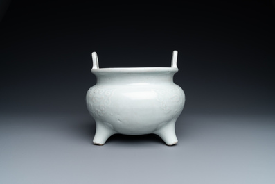 A large Chinese blanc de Chine censer with jade-topped wooden lid and stand, 18/19th C.