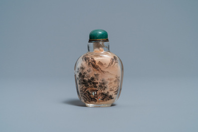 Une tabati&egrave;re en cristal peint &agrave; l'int&eacute;rieur &agrave; d&eacute;cor du docteur Li Shizhen, sign&eacute;e Zhang Rucai, dat&eacute;e 1978