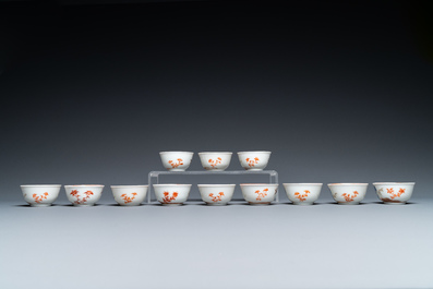 Een zeldzaam Chinees blauw-wit en ijzerrood 32-delig miniatuur theeservies, Qianlong