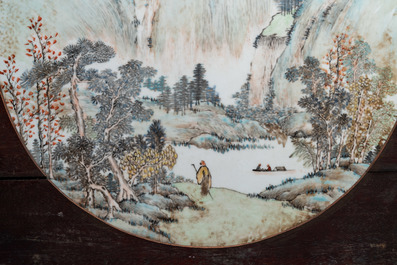 Een ronde Chinese qianjiang cai plaquette met een landschap, gesign. Wang Shao Wei, 19e eeuw