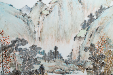 Een ronde Chinese qianjiang cai plaquette met een landschap, gesign. Wang Shao Wei, 19e eeuw