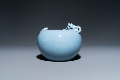 Un lave-pinceaux en porcelaine de Chine bleu de lavande monochrome, marque de Yongzheng, 19&egrave;me