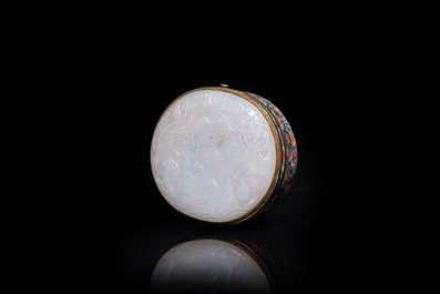 Een Chinees cloisonn&eacute; doosje met deksel in witte jade, 19e eeuw