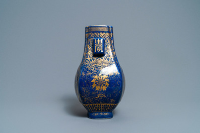 Un vase de forme 'fanghu' en porcelaine de Chine bleu monochrome &agrave; d&eacute;cor dor&eacute; de dragons et de ph&eacute;nix, marque et &eacute;poque de Guangxu