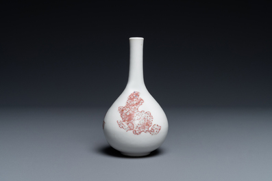 Un petit vase de forme bouteille en porcelaine de Chine en rouge de cuivre, Kangxi