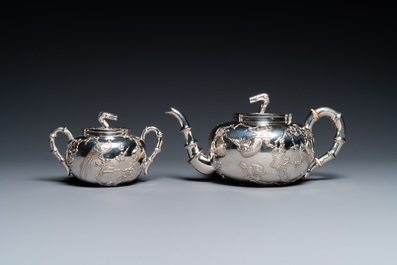 Een Chinese zilveren theepot en een suikerpot, 19/20e eeuw