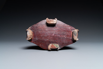 Un grand groupe figurant des oiseaux sur branches fleuries en corail rouge sculpt&eacute;, Chine, 19/20&egrave;me