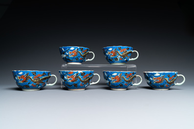 Six tasses et soucoupes en porcelaine de Chine &agrave; d&eacute;cor de dragons sur fond bleu, 19&egrave;me
