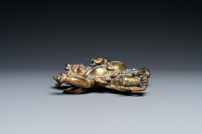 Een Chinese vergulde bronzen figuur van Mahakala, 18e eeuw