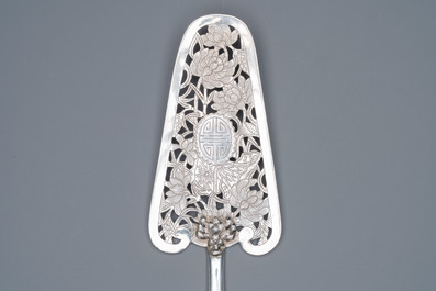 A Chinese reticulated silver cake-server, 19/20th C.