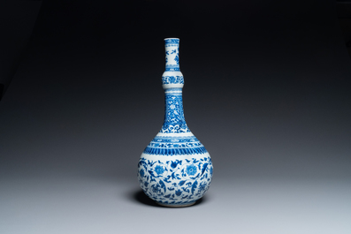 Un vase de forme bouteille en porcelaine de Chine en bleu et blanc de style Transition, Kangxi