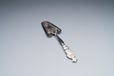 A Chinese reticulated silver cake-server, 19/20th C.