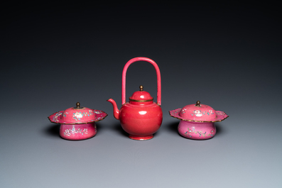 Une th&eacute;i&egrave;re et deux bols couverts en &eacute;maux de Canton au fond rouge de rubis, Chine, Qianlong/Jiaqing