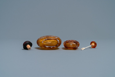 Twee Chinese amber-simulerende glazen snuifflessen, 18/19e eeuw