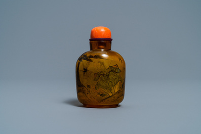 Une tabati&egrave;re en verre peint &agrave; l'int&eacute;rieur &agrave; d&eacute;cor de sauterelles, attr. &agrave; Xue Shaofu, ca. 1900