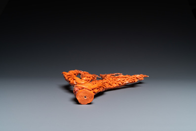 Un grand groupe figurant des oiseaux sur branches fleuries en corail rouge sculpt&eacute;, Chine, 19/20&egrave;me