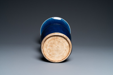 Un vase de forme 'yenyen' en porcelaine de Chine en bleu monochrome, Yongzheng/Qianlong