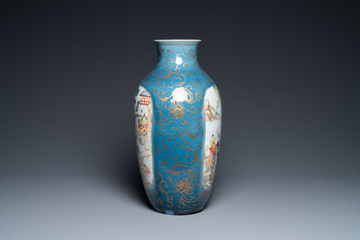 Een Chinese famille rose vaas met verguld decor op blauwe fondkleur, 18/19e eeuw