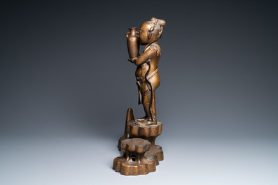 Een grote Chinese bronzen figuur van &eacute;&eacute;n van de Hoho broers met een vaas in de hand, Qing