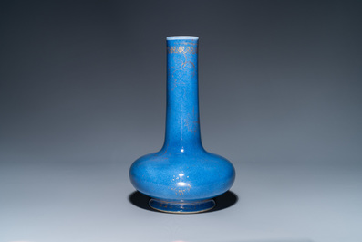 Een Chinese poederblauwe flesvormige vaas met verguld decor, Kangxi merk, 19e eeuw