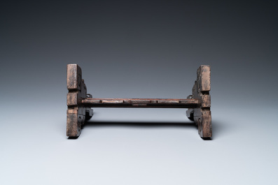Een Chinees houten tafelscherm met plaquette in 'duan' steen, 19e eeuw