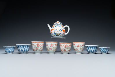 Huit tasses et soucoupes en porcelaine de Chine en bleu et blanc et famille rose et une th&eacute;i&egrave;re de style Imari, Kangxi/Qianlong