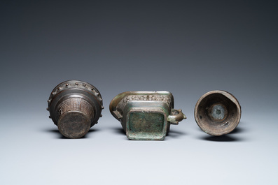 Een Chinese bronzen wierookbrander, een vaas en een kan, Ming/Qing