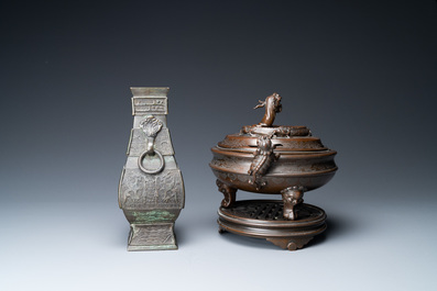 Een Chinese met zilver ingelegde bronzen wierookbrander en een vaas, 19e eeuw