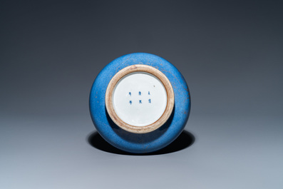 Un vase de forme bouteille en porcelaine de Chine &agrave; d&eacute;cor dor&eacute; sur fond bleu poudr&eacute;, marque de Kangxi, 19&egrave;me