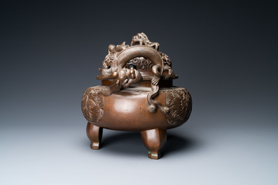 Un grand br&ucirc;le-parfum tripod en bronze aux anses en forme de dragon, Chine, marque de Xuande, 18/19&egrave;me