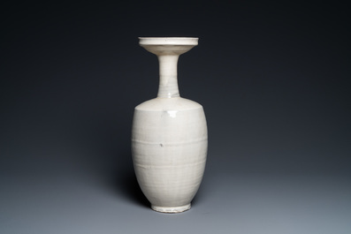 Un vase en gr&egrave;s porcelaineux &agrave; &eacute;mail beige de type Cizhou, Chine, Liao ou apr&egrave;s