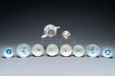 Acht Chinese blauw-witte en famille rose koppen en schotels en een Imari-stijl theepot, Kangxi/Qianlong