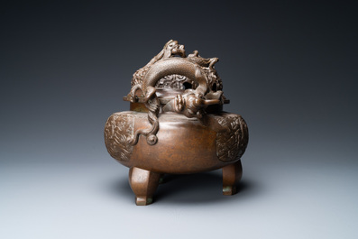 Een grote Chinese driepotige bronzen wierookbrander met draken als handgrepen, Xuande merk, 18/19e eeuw