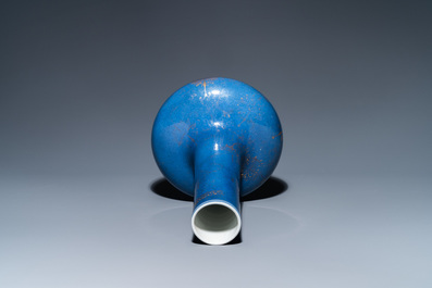 Un vase de forme bouteille en porcelaine de Chine &agrave; d&eacute;cor dor&eacute; sur fond bleu poudr&eacute;, marque de Kangxi, 19&egrave;me
