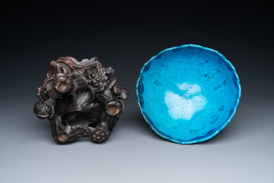 Un bol tripod en porcelaine de Chine turquoise monochrome en forme de fleur sur socle en bois, 19/20&egrave;me