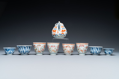 Huit tasses et soucoupes en porcelaine de Chine en bleu et blanc et famille rose et une th&eacute;i&egrave;re de style Imari, Kangxi/Qianlong