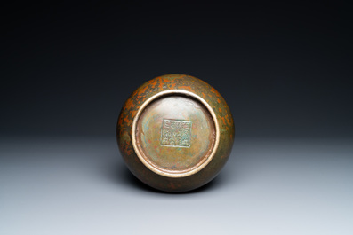 Een Chinese bronzen 'hu' vaas met taotie maskers, inscriptie op de basis, 18/19e eeuw