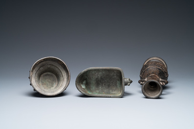 Un br&ucirc;le-parfumn, une verseuse et un vase en bronze, Chine, Ming/Qing