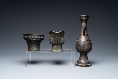 Un br&ucirc;le-parfumn, une verseuse et un vase en bronze, Chine, Ming/Qing