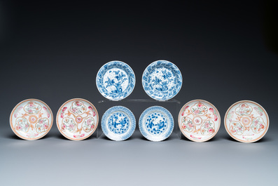 Acht Chinese blauw-witte en famille rose koppen en schotels en een Imari-stijl theepot, Kangxi/Qianlong