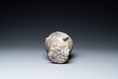 Een Chinees gesculpteerd stenen hoofd van Boeddha, Ming