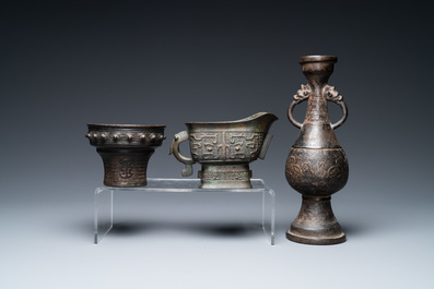 Un br&ucirc;le-parfumn, une verseuse et un vase en bronze, Chine, Ming/Qing