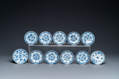 Vingt-trois soucoupes et dix-sept tasses en porcelaine de Chine en bleu et blanc, Kangxi